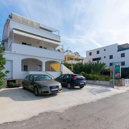 Apartments By The Sea Mandre, Pag - 4093 Kolan Bagian luar foto