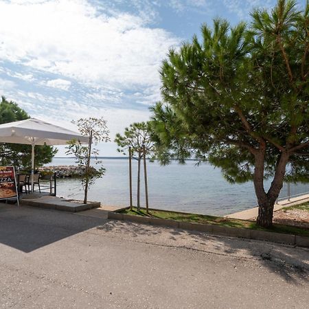 Apartments By The Sea Mandre, Pag - 4093 Kolan Bagian luar foto