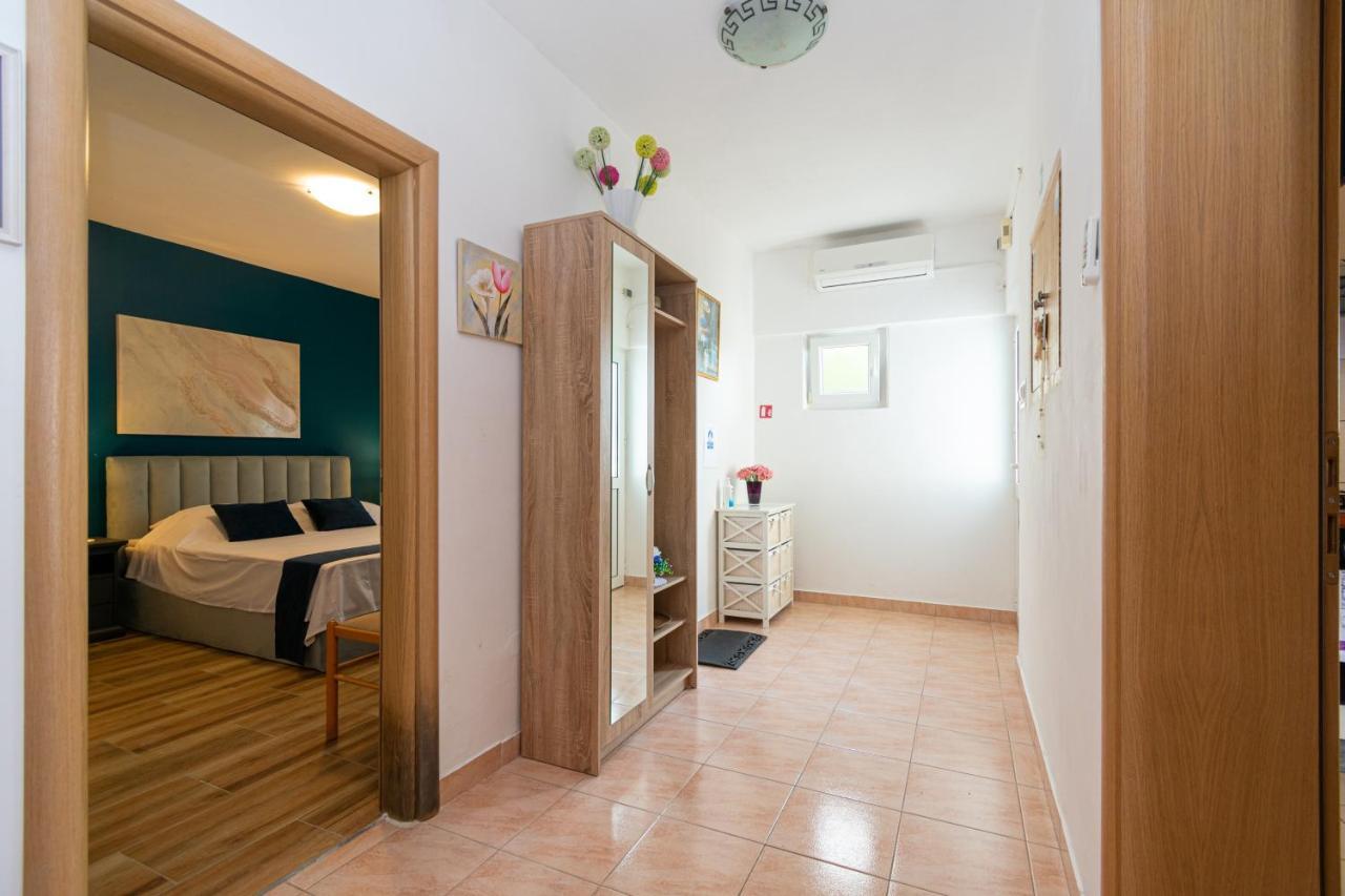 Apartments By The Sea Mandre, Pag - 4093 Kolan Bagian luar foto