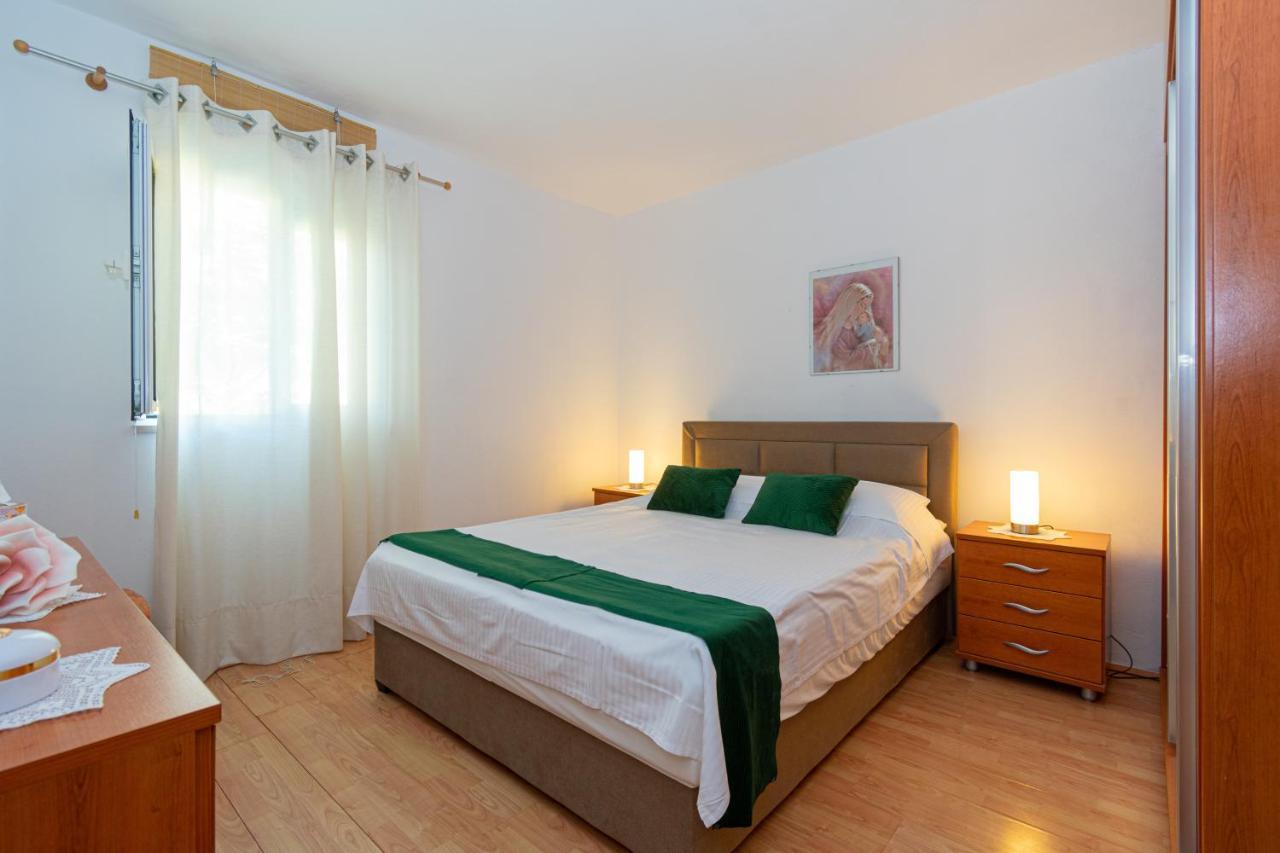 Apartments By The Sea Mandre, Pag - 4093 Kolan Bagian luar foto
