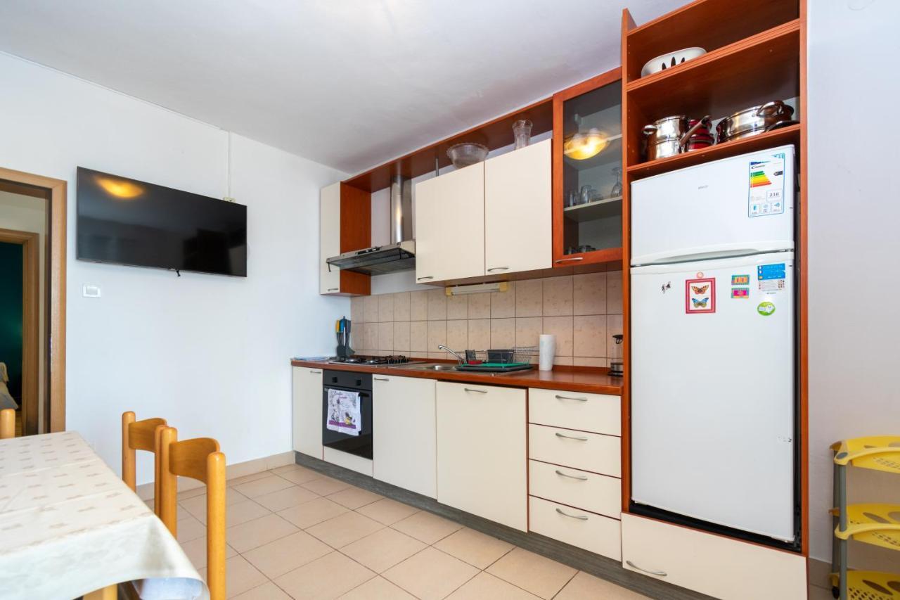 Apartments By The Sea Mandre, Pag - 4093 Kolan Bagian luar foto