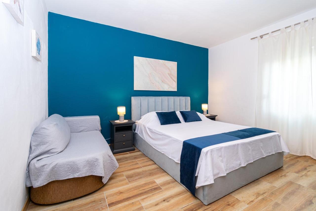 Apartments By The Sea Mandre, Pag - 4093 Kolan Bagian luar foto