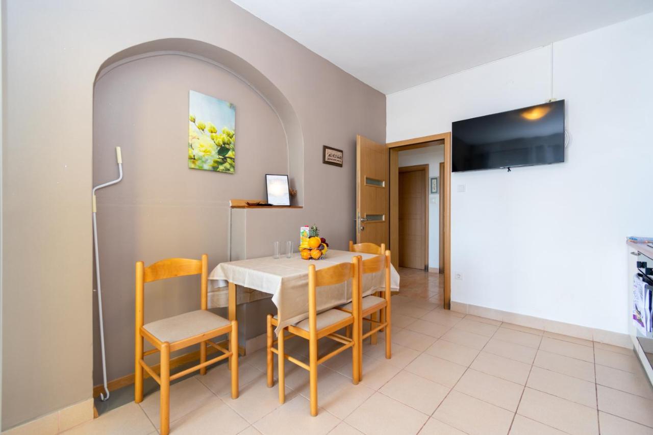 Apartments By The Sea Mandre, Pag - 4093 Kolan Bagian luar foto