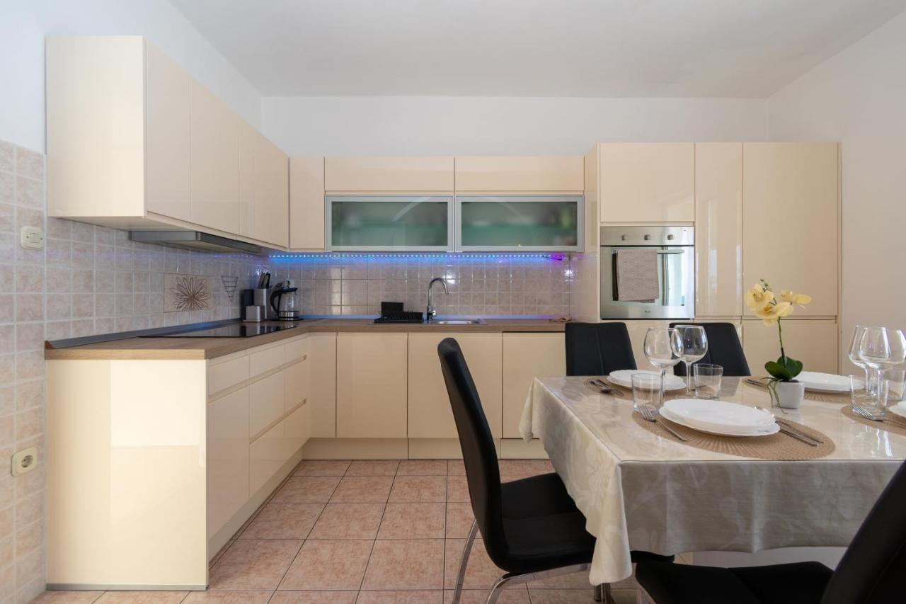 Apartments By The Sea Mandre, Pag - 4093 Kolan Bagian luar foto